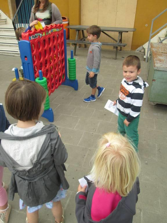 Nu nog snel opruimen want na de middag is er feest!!! Vlaamse kermis! Dit jaar mochten de kinderen zelf op zoek naar een spelletje. Eva en ik liepen rond om kinderen die wat verloren liepen te helpen.