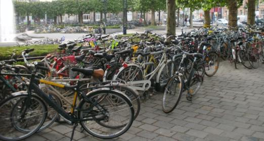 Begin de jaren zestig geen enkele fiets te bespeuren Deze gevel is redelijk nog authentiek.