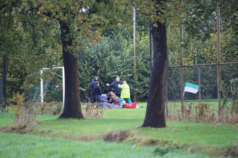 27-10-2013 Voetballer gewond bij SCMH in Mariaheide MARIAHEIDE - De ambulance werd zondagochtend rond 10.