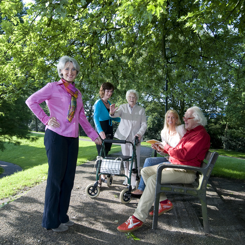 Gymvereniging & Wandelvereniging > DE ANTONIUS HOF Gymvereniging Regelmatig bewegen doet wonderen. Onder begeleiding kunt u samen met andere bewoners de armen en de benen soepel krijgen en houden.