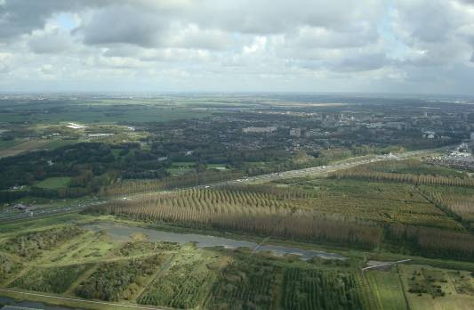 2. GROTER GEHEEL Het Buytenpark maakt deel uit van een reeks van recreatiegebieden rond Zoetermeer, zoals iets verder naar het zuiden het Westerpark en naar het noordoosten het Zoetermeerse