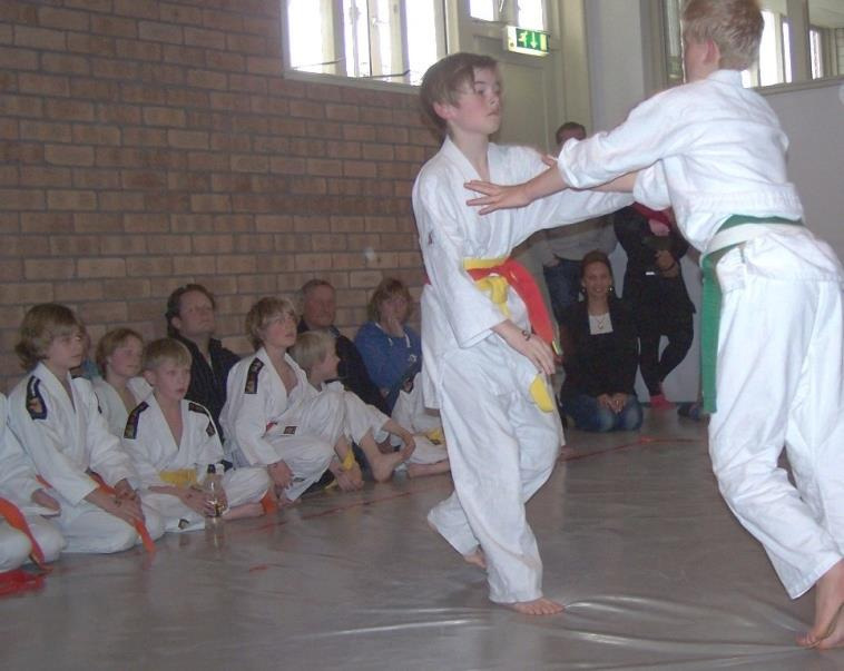 GOED TEAMWORK IN RHENEN Micaya de Jonge, opvallend goed bezig Blij met de tweede prijs Coen Schalkwijk me het t team achter hem: allen voor één