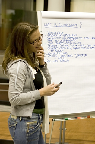 Reactie Woonbron: Team Groen De jury is enthousiast en ziet verbindingen met de 1e groep. Het 3e idee gaat in op het creëren van sfeer; niet heel tastbaar, maar wel heel belangrijk!