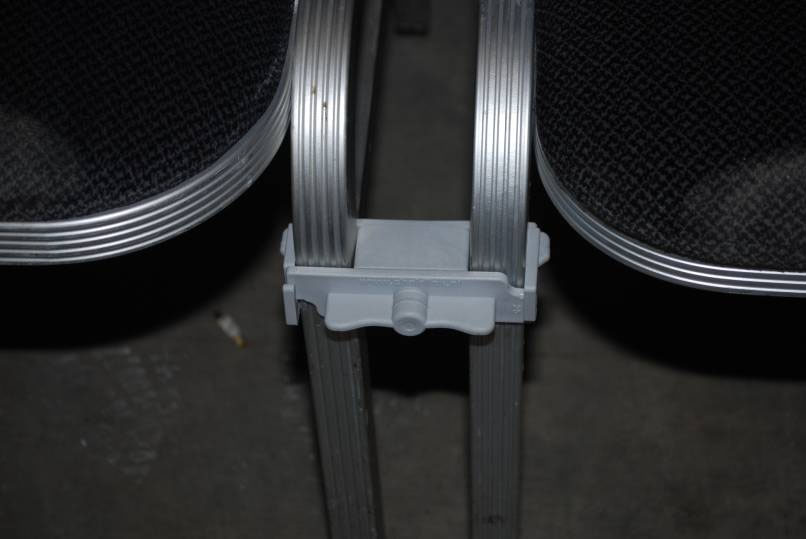 5 / 9 2.2 Stoelkoppelingen De beproefde Chairlink stackchair koppelstukken zijn van het fabrikaat Chairlink en worden geproduceerd middels een spuitgietproces door.