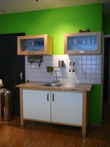 BEGANE GROND KEUKEN Moderne open keuken in dubbele kunststof opstelling voorzien van voldoende bergruimte.