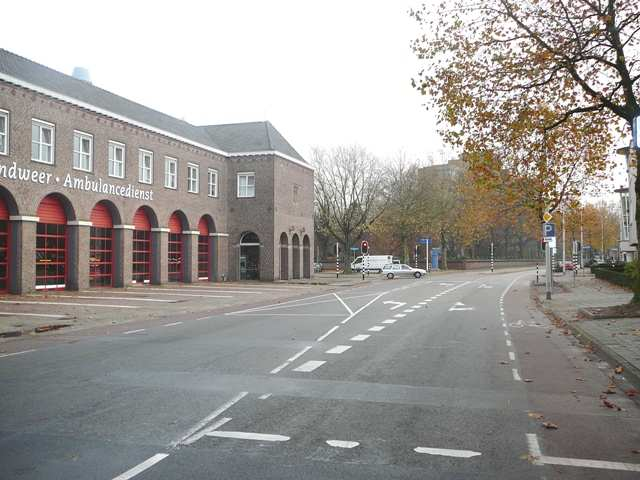 BUITEN STADSTUIN Het appartement is een van de twee appartementen in het complex die een eigen, kleine stadstuin hebben.