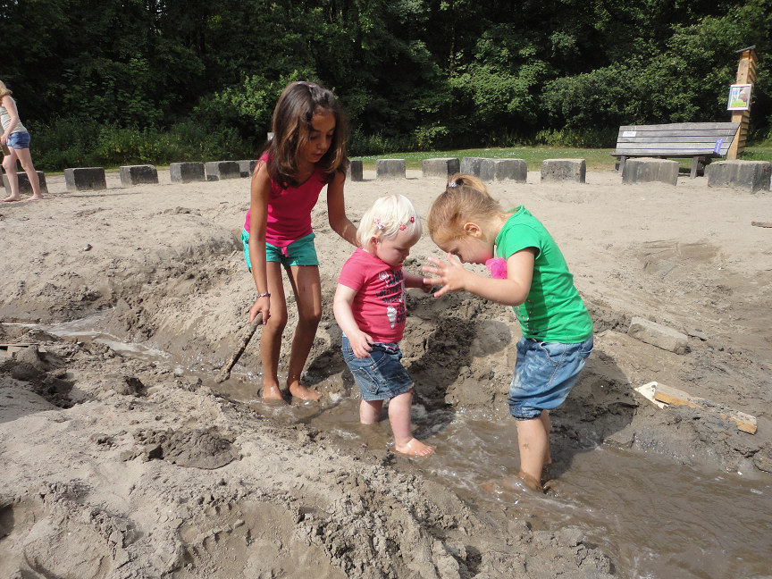 Nummer 1 Vrijdag 16 augustus 2013 Inhoudsopgave Spreuk van de Flits Beste ouders en verzorgers Agenda Trefwoord Medewerkers Hoera, ik ben jarig!