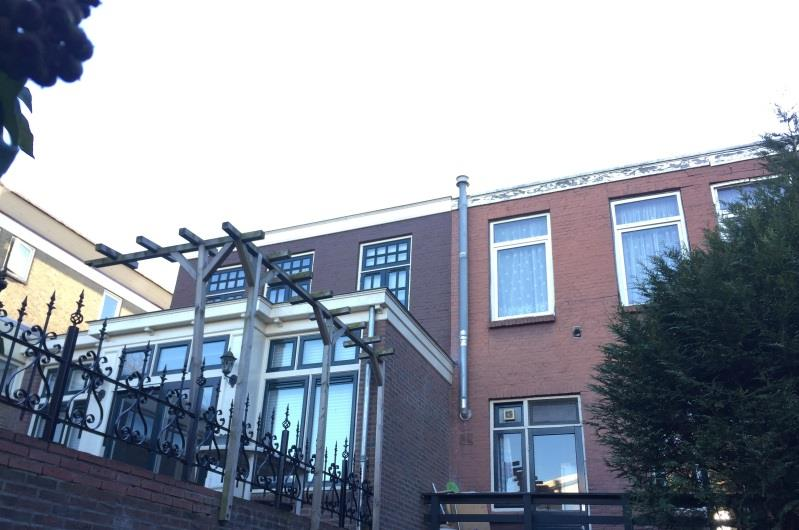 Indeling: De vooroorlogse tussenwoning heeft een speelse architectuur. De totale bruto vloeroppervlakte is naar verwachting circa 140 m² (niet kunnen opmeten volgens de NEN 2580-meetnormen).