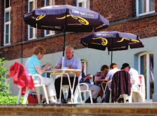 Dienstencentrum Cicindriahuis Wie zijn we en wat doen we? Je vrije tijd actief beleven? Zin in een babbel in ons cafetaria? Op dinsdag en donderdag middageten in aangenaam gezelschap?