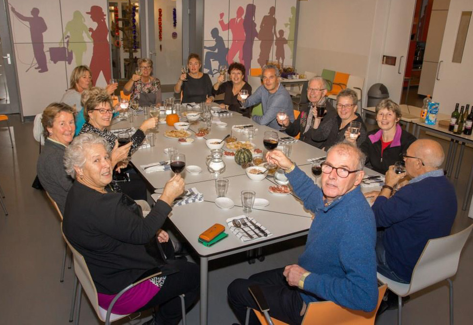 Eigen kracht Mantelzorg en Bezoekdienst Dementie Eerste week van de mantelzorg groot succes In 2015 werd als waardering voor hun inzet voor het eerst een week van de mantelzorg georganiseerd.