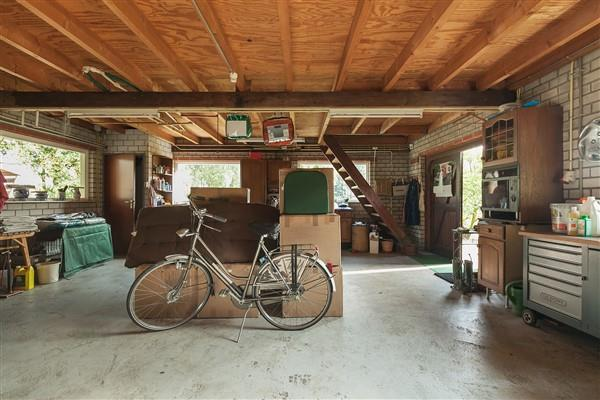 2 e Verdieping: De 2 e verdieping bestaat uit 3 ruimtes waar uw met gemak 2 slaapkamers kunt creëren. Inpandige garage: De garage bereikt u middels de berging van de woning.