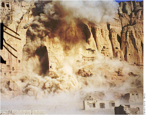4.1. ONREPRESENTEERBAARHEID VAN PIJN 39 Figuur 4.1: Taliban vernietigen Boeddha s in Bamyan, 21 maart, 2001 Waarom een beeldverbod? Waarom alleen wezens, geen objecten?