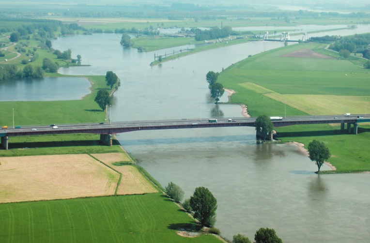 1 Inleiding Nederland is als dichtbevolkte delta van de Rijn en de Maas een kwetsbaar gebied.