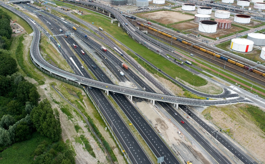 A15 Omschrijving Project A15 Maasvlakte Vaanplein is een PPS Infrastructuuractief voor de realisering van 37 kilometer weginfrastructuur voor de verbinding van de Maasvlakte met het Vaanplein in