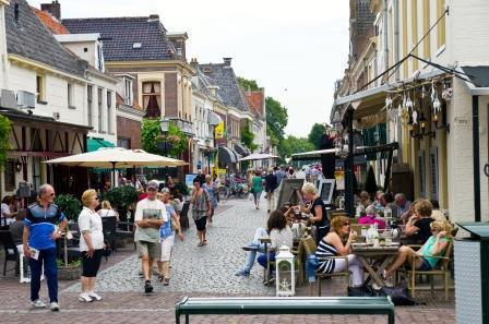 Na ongeveer 2 uur varen stappen we in Elburg uit. De fotograaf kan het niet nalaten bijgaand plaatje te schieten.