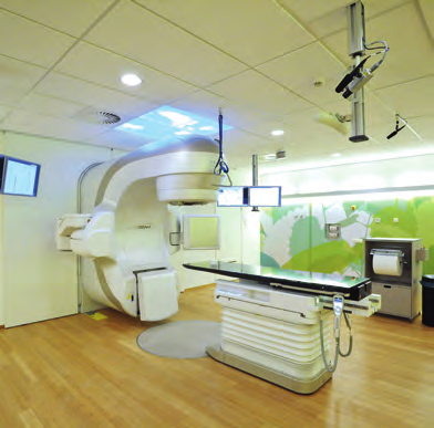 Voorafgaand aan de bestraling worden er driedimensionale röntgenfoto s gemaakt op de CT (PET) -scanner.