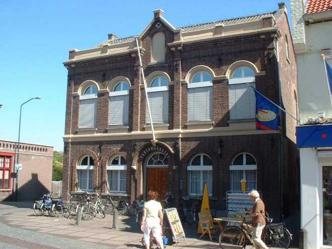 H1. Historisch centrumgebied Steenstraat De Steenstraat is door de eeuwen heen de belangrijkste straat van Boxmeer. Aan deze weg werden de mooiste of belangrijkste panden gesitueerd.