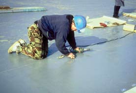 opbouw van de DAKCONSTRUCTIE OPBOUW VAN DE DAKCONSTRUCTIE Dragende structuur Alvorens het dakoppervlak voor het aanbrengen van de dakbedekking wordt vrijgegeven, moet het vrij zijn van water en