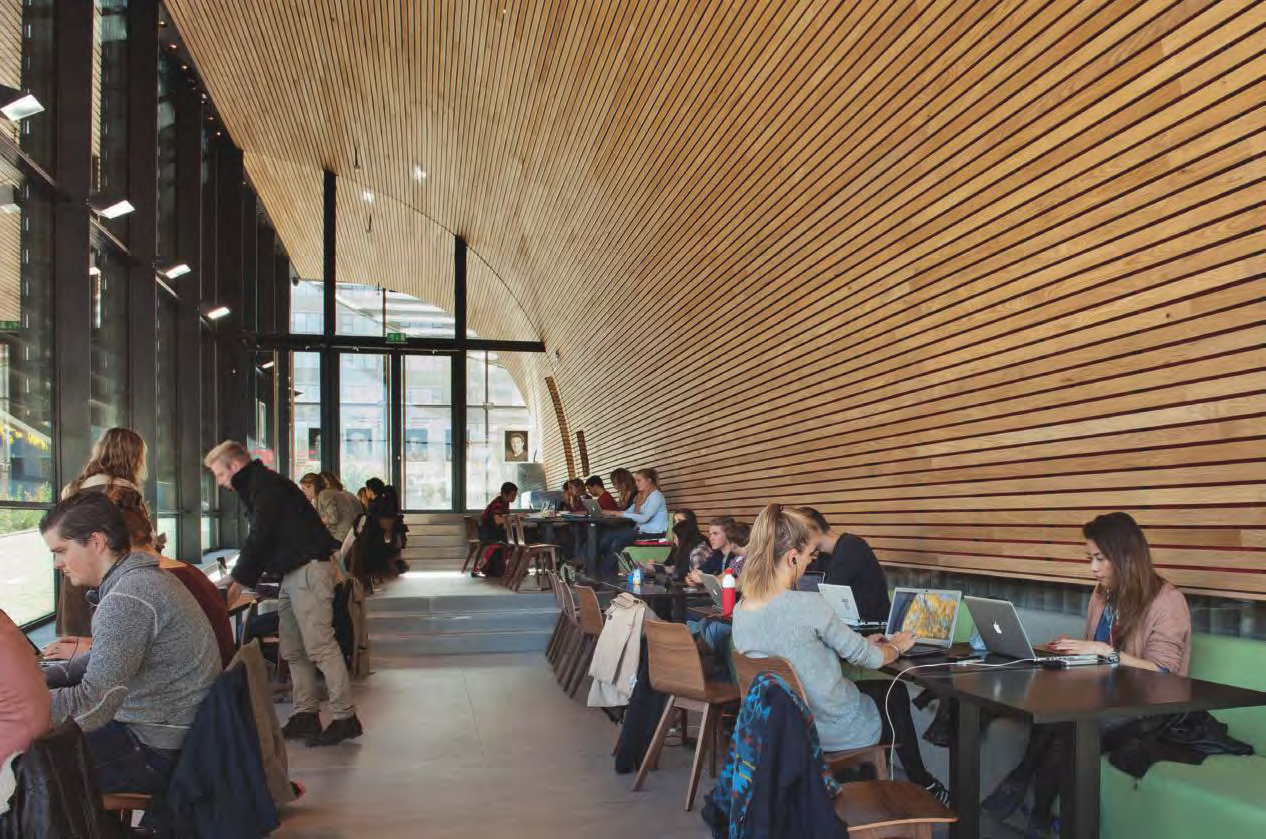 Hoewel alle gevels van glas zijn is door het overhangende plafond de sfeer in het Erasmus Paviljoen intiem.