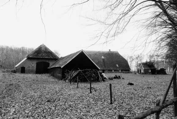 met werkplaats. Als zoveel woningen op het platteland bezat het huis toch een kleine deel met stalruimte voor een paar koeien en een paard.