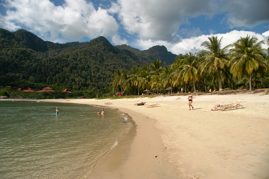 Denk aan Thailand en je denkt vast en zeker aan tropische eilanden met uitnodigende witte stranden, wuivende palmen, turkooizen baaien, een kleurrijke onderwaterwereld en rotsformaties die her en der