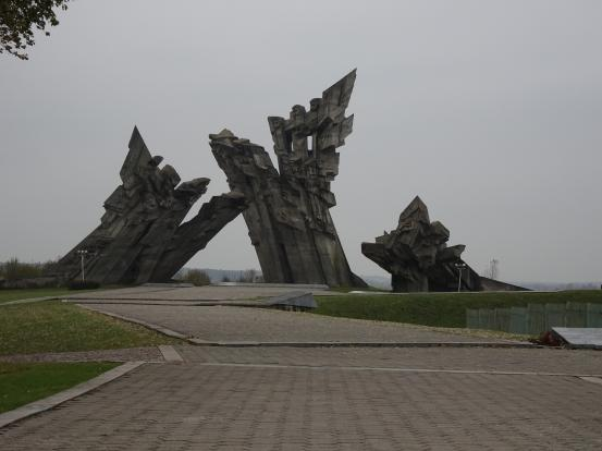 Hierna rijden we terug naar het hotel waar we ons diner zullen gebruiken. Maandag 24 april Rumsiskes Openluchtmuseum bij Kaunas, eventueel Monument van het Negende Fort.