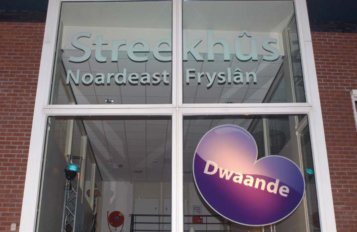 FOTO S: JAN KAMMINGA, RTV KANAAL 30 ONDERNEMEND NOORDOOST fryslân ReGiONieuws NO 5 streekhûs noardeast fryslân onder grote belangstelling geopend op maandag 5 november heeft gedeputeerde johannes