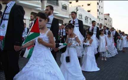 Mohammed trouwde met een meisje van zes jaar. Maar de islam is in 1500 jaar geëvolueerd. In het land van Hamas, in 2009, zijn de bruidjes bijna zeven.