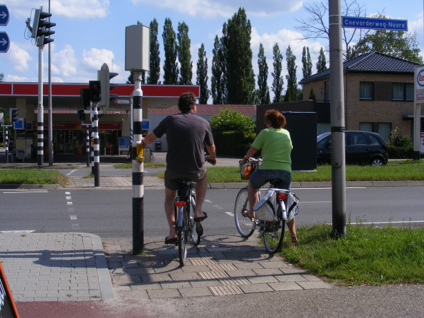 Door deze aparte opstelruimte, die direct voor de stopstreep ligt, kunnen fietsers zich tijdens de roodfase op de OFOS opstellen.