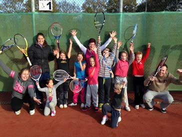 Kidsinstuif zondagmorgen Sinds het begin van de maand november is er voor de kinderen op zondagmorgen een trainingsinstuif. Van 9 uur tot half 11 wordt er d.m.v. spelletjes onder begeleiding met de kinderen getraind.