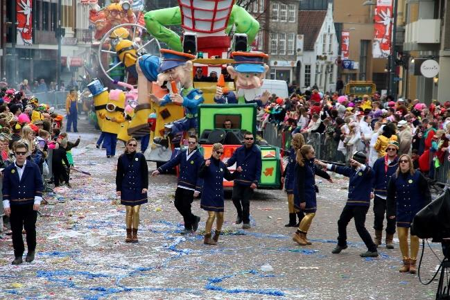 Actie Voor de wagen liep een grote groep jeugdige stewards en stewardessen die op het publiek zeer enthousiast overkwamen.