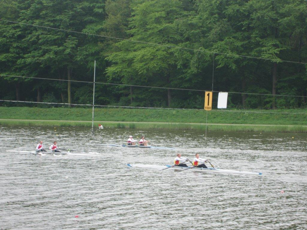 4. Verslag Masters Bosbaan 18 mei Wel sneller, maar het doet toch pijn... De tweede wedstrijd van dit jaar was op het Nederlands roeihonk de Bosbaan. Heilig water voor roeiers.