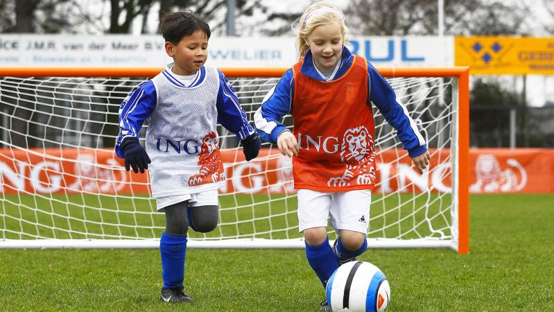 - 3 - Steeds meer meisjes gaan voetballen. DVSA is daar blij mee. Bij de pupillen spelen meisjes en jongens meestal in één team.