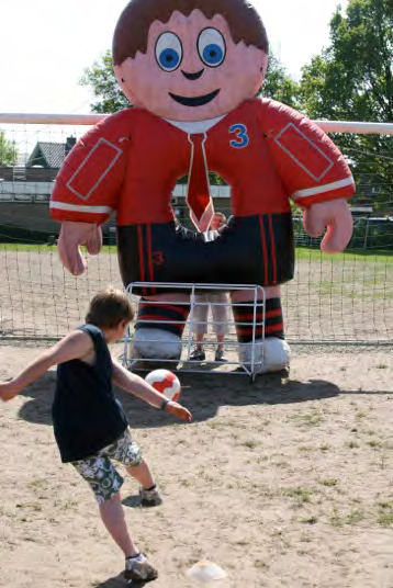 O/8 - O/9 Trainingsinhoud Balcontrole (tijdens de warming up). Dribbelen met de bal, 1 tegen 1, schieten, passen en balaanname, direct spel in verschillende kleine spelvormen.