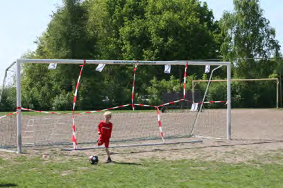 vooruitgang te laten boeken op technisch vlak. Het spelen blijft centraal staan bij deze leeftijdsgroep Spelend leren in overeenstemming moet nog steeds het motto zijn van elke opleider.