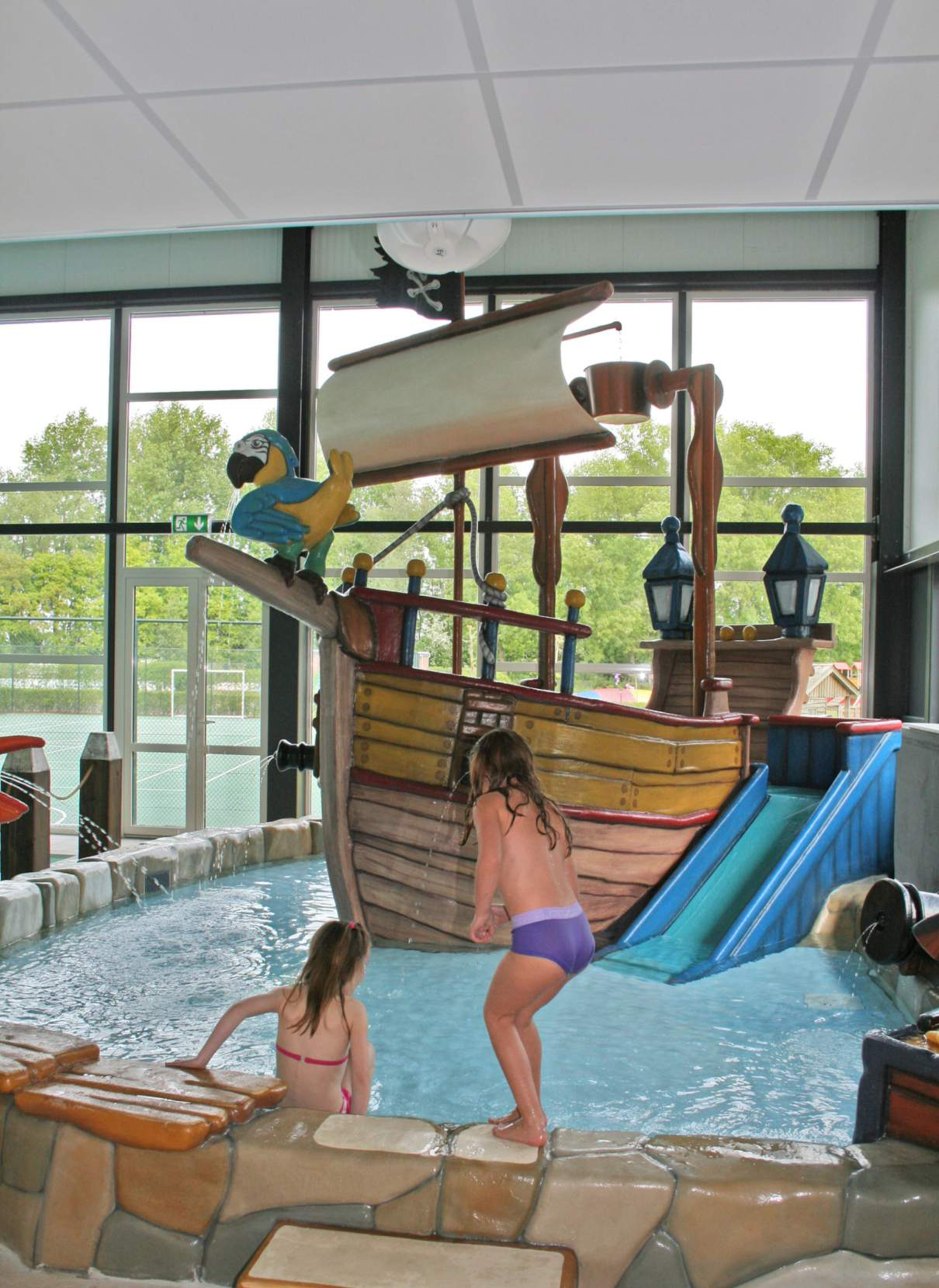Resort Poort van Amsterdam dankzij het zwembad- en wellnessgebouw.