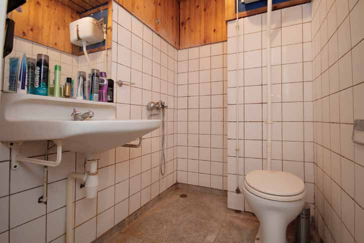 Eerste Verdieping: Overloop, 4 slaapkamers van respectievelijk 12, 11, 8 en 5 m². De twee grootste kamers beschikken over ruime inbouwkasten. Eenvoudige badkamer met douche, wastafel en 2e toilet.