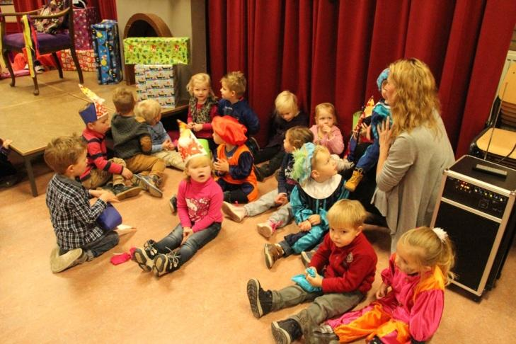 Sinterklaas en zijn Pieten kwamen ook nog bij ons op bezoek. We gingen met z n allen op de foto met de Sint en z n Pieten.