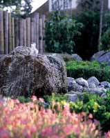 Op de grove steen kan mos en kostmos groeien die het natuurlijke uiterlijk nog versterken. Hier is ook een compacte, maar sterke pomp vereist.