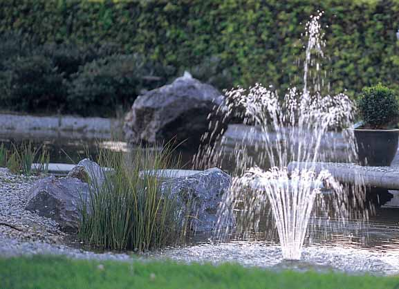 Beweging is altijd goed: fonteinen Schitterende stralen die boven het wateroppervlak lijken te dansen, zijn niet alleen om optische redenen een mooie verrijking van een vijver of waterbassin.