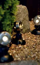 Luminis 3 Hoogwaardige set van LED lampen, die zich door hun grootte ideaal in elke tuin laten integreren. De spots kunnen exact op één punt gericht worden.