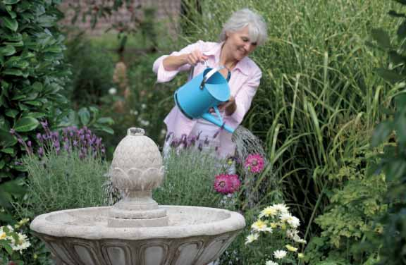 »Mijn tuin is zo heerlijk Fonteinen voor bewegende momenten Of het nou zacht kabbelt of dynamisch klatert: bewegend water houdt wel elke tuinbezitter in zijn ban.