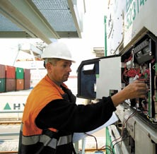 De klok rond monitoren de medewerkers de juiste werking van de op de terminals aanwezige reefercontainers.