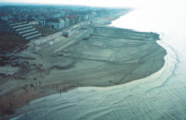 Ontwerpberekening suppleties Optimalisatie suppletieprofielen Het strand zal vooruitschuiven, waardoor de kustlijn gebogen zal worden. Het uitstekende deel zal aan erosie onderhevig zijn.