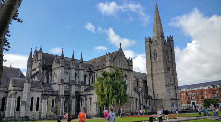 St. Patrick s Cathedral: stelling Living Stones over de rol van Sint Patrick en Ierland. Het oudste deel van de kerk werd gebouwd tussen 1191 en 1270.