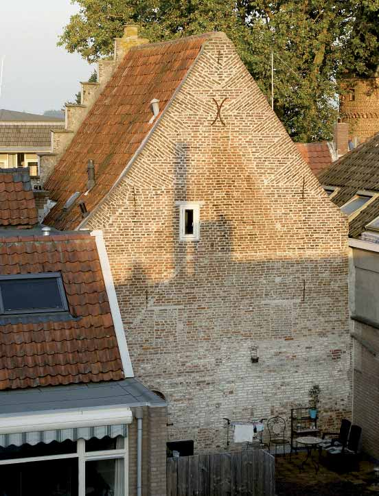 Voorstraat 2; Waar de straatkant gesierd wordt door een trapgevel en jaartalankers is de achtergevel