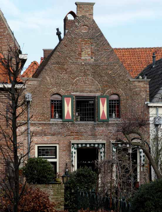 Keizerstraat 23; In de jaren tachtig van de 20ste eeuw werd deze woning grotendeels herbouwd, maar de fraaie