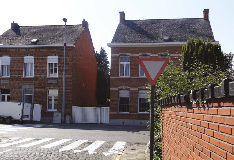 2 STRAAT OVERSTEKEN VIA EEN ZEBRAPAD OEFENING Nadat je zelf een of meerdere keren hebt voorgedaan hoe je moet oversteken, laat je de kinderen individueel oefenen.