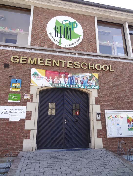 1 PLAATS VAN DE VOETGANGER OP DE OPENBARE WEG ALBERTSTRAAT AAN DE SCHOOLPOORT VAN BASISSCHOOL KLIM-OP Verzamel met de leerlingen voor de schoolpoort van basisschool Klim-op in de Albertstraat.