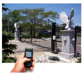 GSM Afstandbediening: (700 XR) De FAAC 700-XR GSM afstandbediening werkt met een gewone SIM kaart* en kan op alle bestaande draaideurautomaten, schuifdeurautomaten, hekwerkaandrijvingen, slagbomen